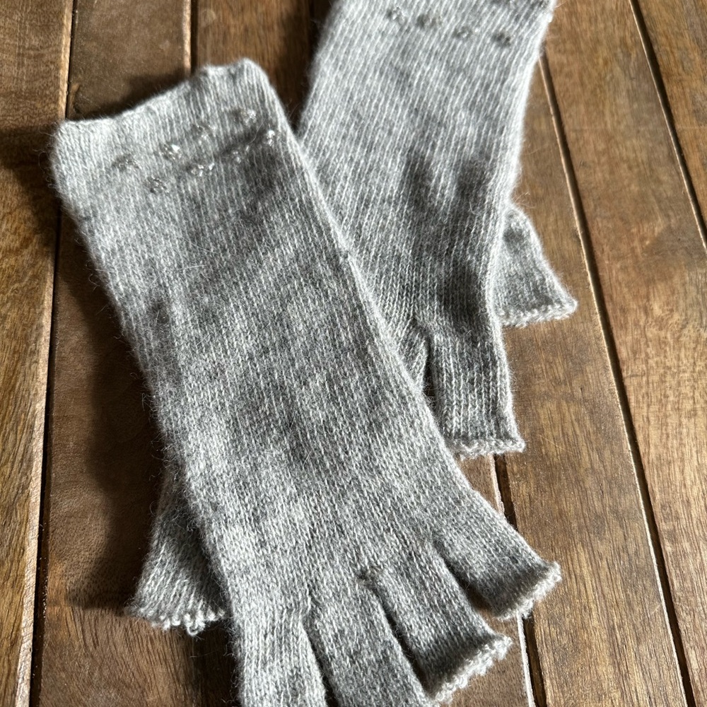 Nordstrom gray fingerless wool blend wrist-length pretty gloves